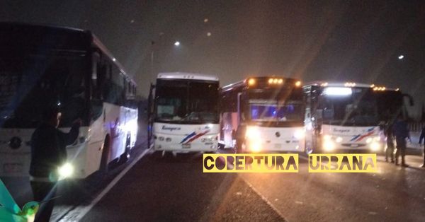 Bloquean la México-Pachuca; piden freno a robo a transportistas