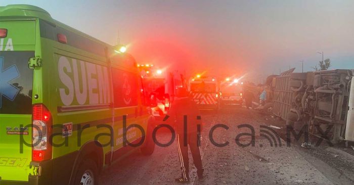 Sufren peregrinos de Ajalpan accidente en la Puebla- México con saldo de 3 muertos y 21 heridos