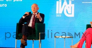 “El pueblo quiere democracia”, respalda Ken Salazar marcha a favor del INE