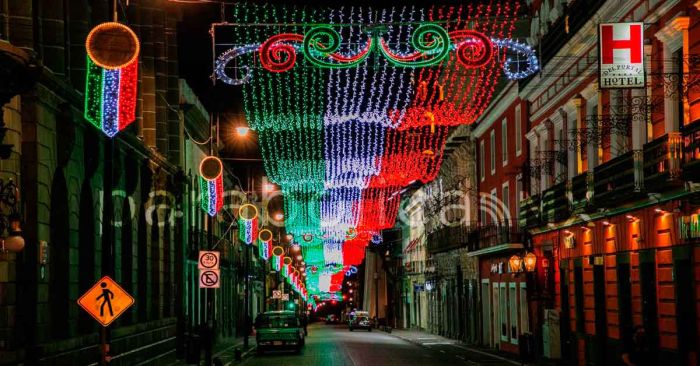 VIDEOS. Vive las calles del Centro Histórico de Puebla iluminadas por las fiestas patrias