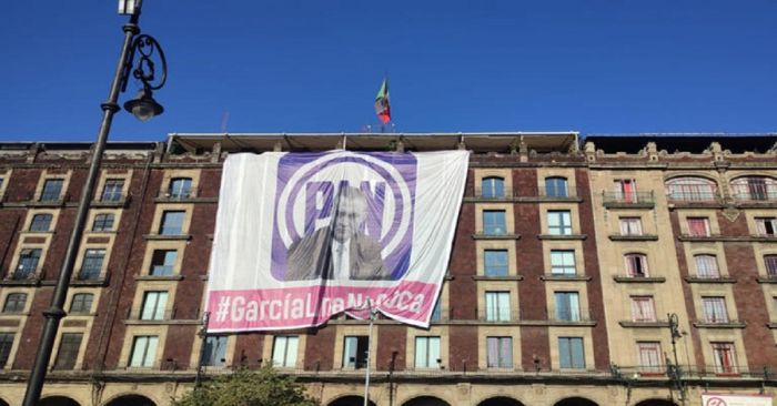 Aparece mega lona y carteles en contra de García Luna en la CDMX
