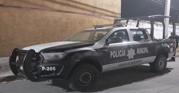 Atacan a balazos a policías y patrulla de la municipal de Izúcar