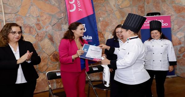 Encabeza SMDIF graduación de  la Sexta Generación de Gastronomía y Estilismo