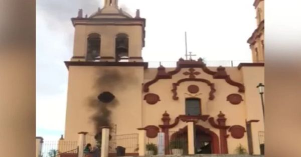 Irrumpe hombre en misa y prende fuego a iglesia en Nuevo León