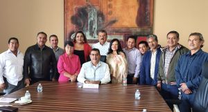 Dialoga Sergio Salomón con Socorro Quezada y otros personajes de la izquierda en Puebla