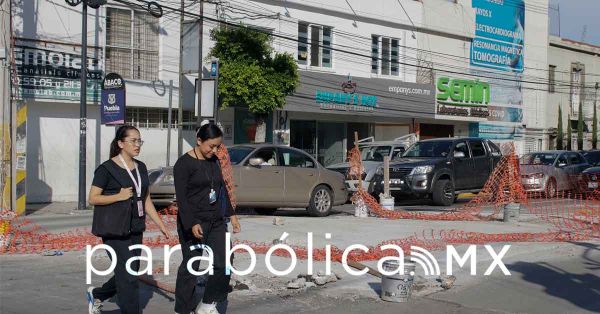 Causa intenso tráfico obra de pasos a nivel frente a Medicina BUAP