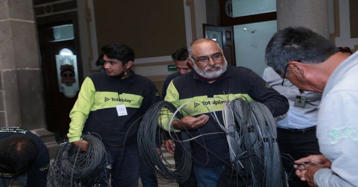 Retiran cables en desuso en la capital poblana