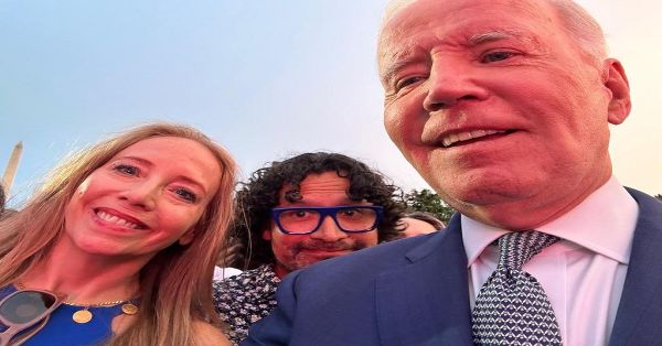 Presume consultor poblano selfie con Biden