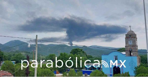 Paraliza la carretera Izúcar-Acatlán explosión de pipa con combustible