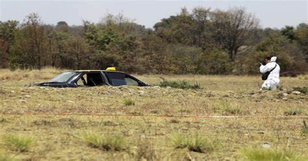 Reportan cadáver encobijado en la cajuela de un taxi en La Resurrección