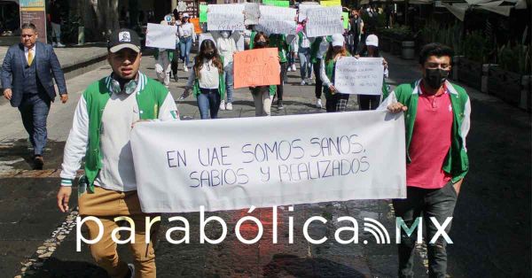 Quieren estudiantes cárcel para policías golpeadores; acuden al Palacio municipal