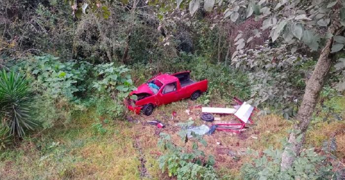 Reportan dos muertos al caer camioneta a una barranca en Zacapoaxtla