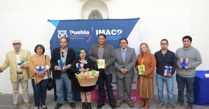 Presenta Ayuntamiento primera colección Canasta de escritoras y escritores