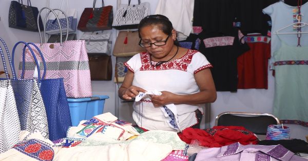 Reconocen e impulsan a artesanos poblanos en la “Feria Tlatoltecaui”