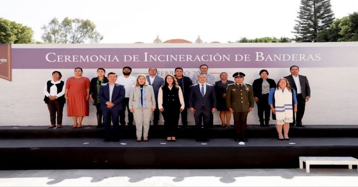 Realizan ceremonia de incineración de banderas en San Andrés Cholula