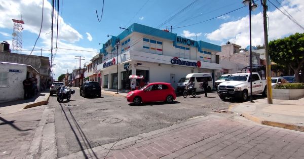 Asalta comando armado a empleados y cuentahabientes del Banamex de Tecamachalco