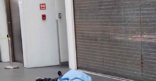 Cae un hombre del tercer piso de Reforma 222, en CDMX, y muere