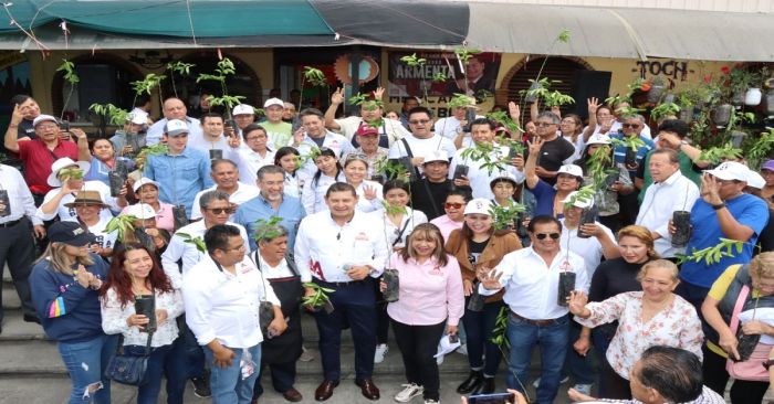 Entrega Armenta más de mil árboles en el Mercado La Piedad