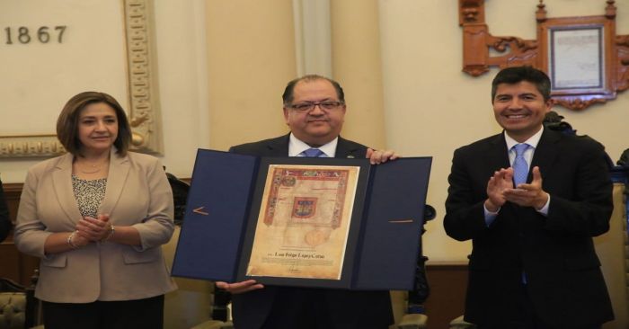 Recibe Luis Felipe López Calva Cédula Real del Ayuntamiento de Puebla