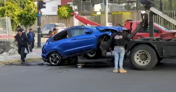 Cae con auto a una barranca y muere en la capital