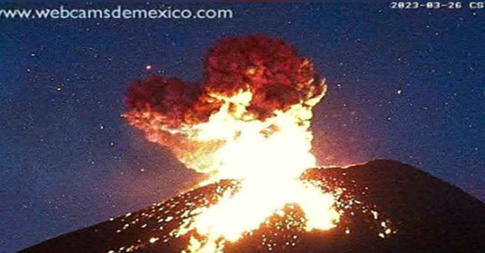 Captan explosión en el Popocatépetl; provoca intensa caída de ceniza en la capital