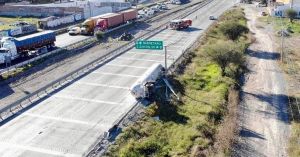 Colapsa la México-Querétaro tras volcadura; varados 53 km de autos