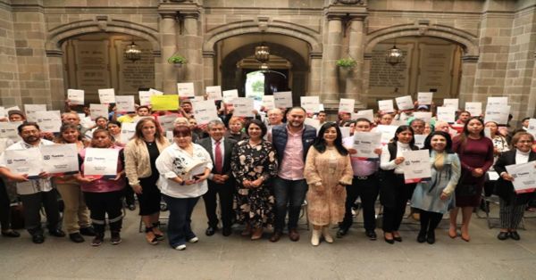 Entrega Ayuntamiento de Puebla escrituras a locatarios de mercados