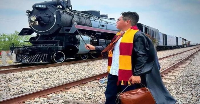 Usa joven disfraz de Harry Potter, por locomotora La Emperatriz