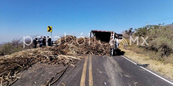 Vuelca camión cañero en la Cuautla-Izúcar