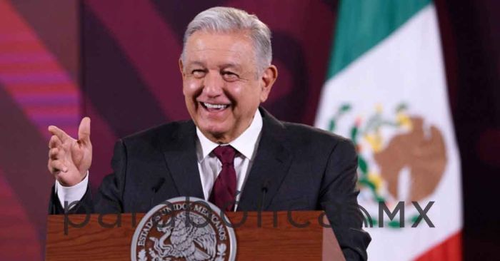 Celebra AMLO rechazo de TEPJF de prohibir libro “Gracias”