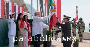 Encomienda AMLO la Bandera al patriotismo de los mexicanos