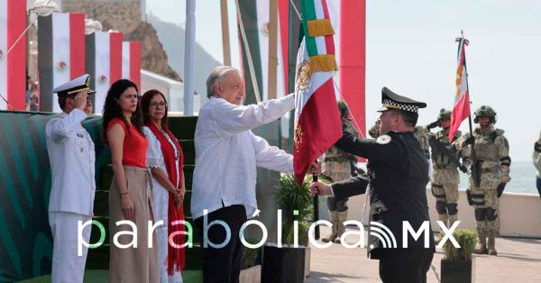 Encomienda AMLO la Bandera al patriotismo de los mexicanos