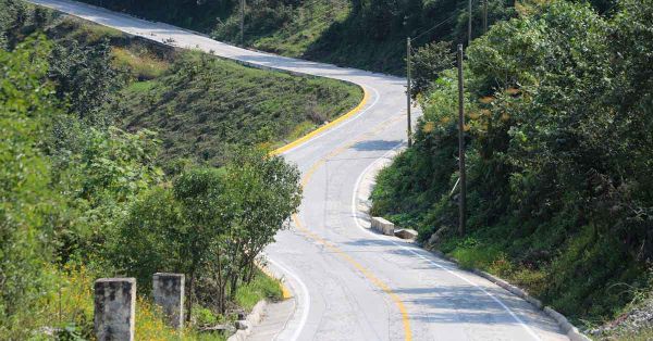 Entrega Sergio Salomón construcciones de caminos en Chiconcuautla y Tepetzintla