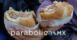 Abarrotan poblanos locales comerciales por el Día de la Hamburguesa