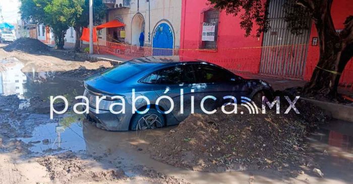 Se atasca vehículo eléctrico en el Barrio de Santiago