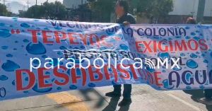 Bloquean la Calzada Zaragoza por falta de agua