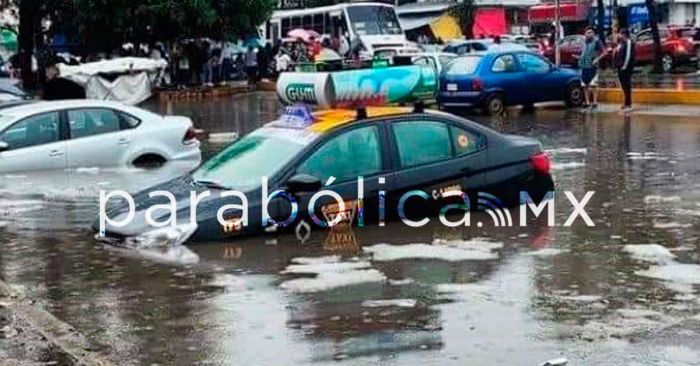 Deja granizada dominical autos bajo el agua