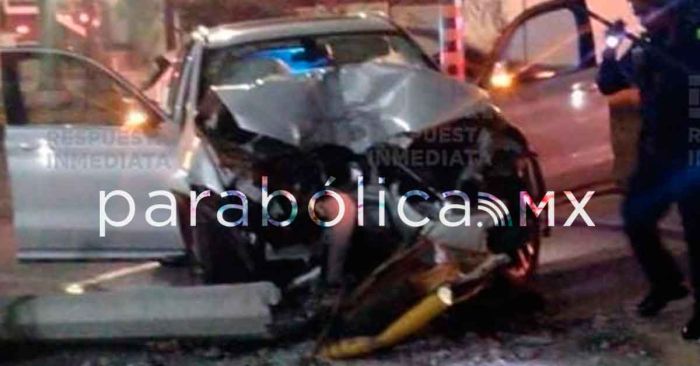 Estrella su BMW; abandona el auto y a su acompa&ntilde;ante