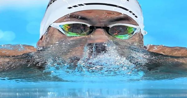 Descalifican en natación al mexicano en su debut