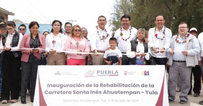 Continúa Sergio Salomón con entrega de obra carretera en el estado