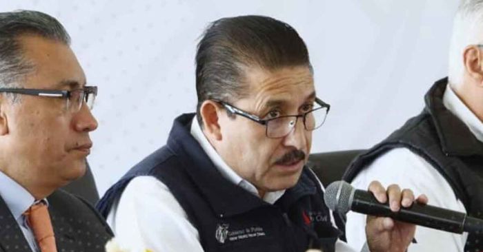 Emplean maquinaria para remover deslaves por lluvia en 5 municipios: PC