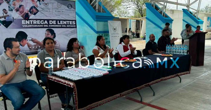 Entrega Voluntariado del Congreso lentes gratuitos a niñas y niños de San Gabriel Chilac