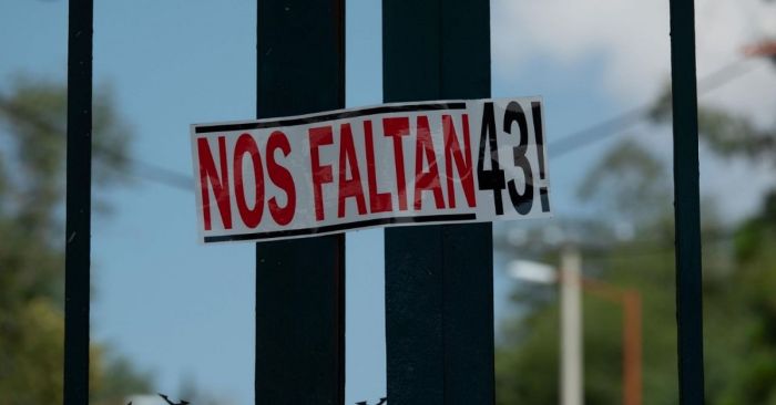 Lanzan petardos normalistas de Ayotzinapa al Palacio de Gobierno en Chilpancingo