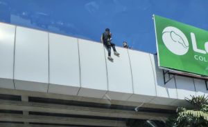 Rescatan a sujeto que intentaba lanzarse de un puente en Bulevar Atlixco