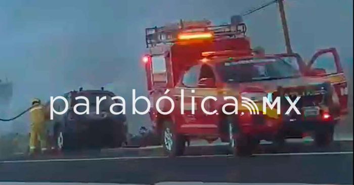 Se incendia camioneta en la Izúcar-Atlixco