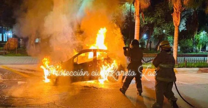 Prenden fuego a auto con dos personas a bordo en Zacatecas