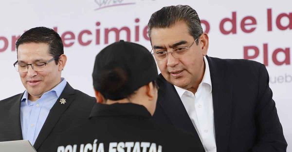 Entrega Sergio Salomón vehículos y equipo táctico a policías