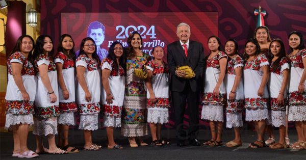 Celebra AMLO a las Diablillas de Hondzonot, equipo de softbol en Quintana Roo