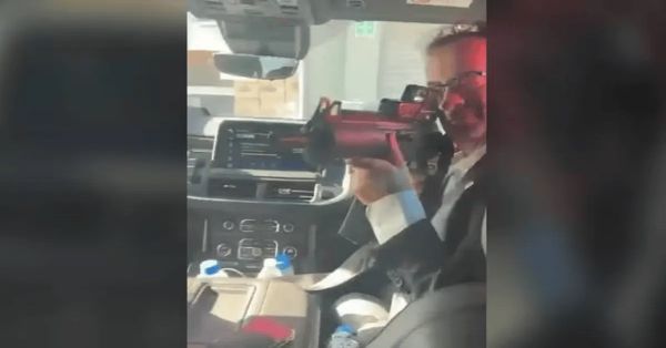 Despiden a embajador de Reino Unido en México por apuntar con rifle a empleado