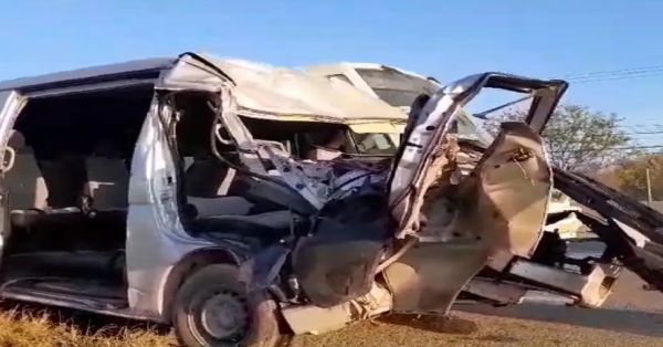 Choca tráiler contra camioneta que transporta personal; hay 14 lesionados